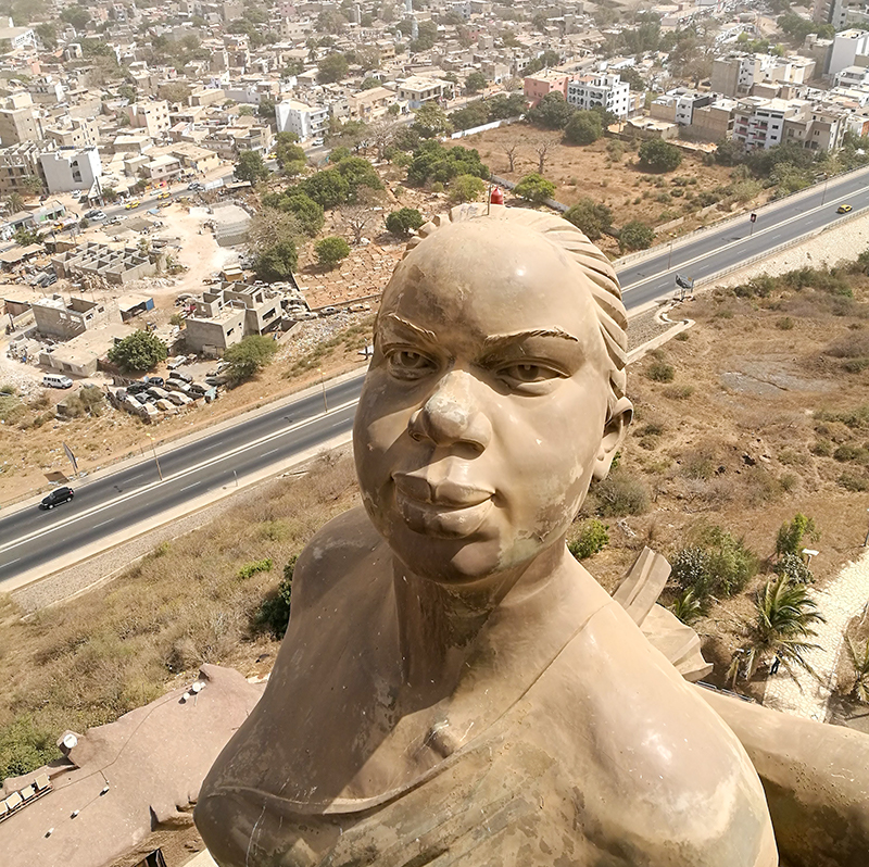 セネガル　アフリカルネサンスの像　ダカール