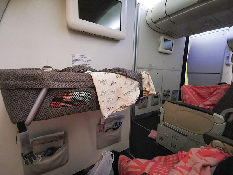 フィジーエアウェイズ バシネット 赤ちゃん連れ海外旅行